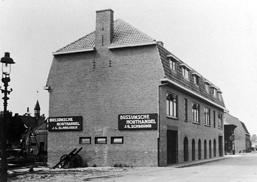 31 juli 1931. Vaartweg ter hoogte van nrs. 5 t/m 7a. Gebouw van de bouwmaterialenhandel gesloopt in 1931.