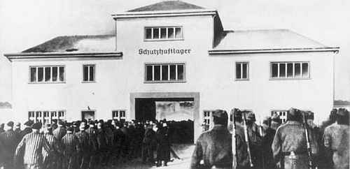 De_hoofdingang_van_concentratiekamp_Sachsenhausen._Von_Bundesarchiv_Bild_t.jpg